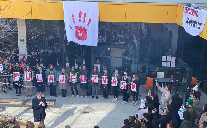 Studenti za studente – 16 minuta tišine za solidarnost!